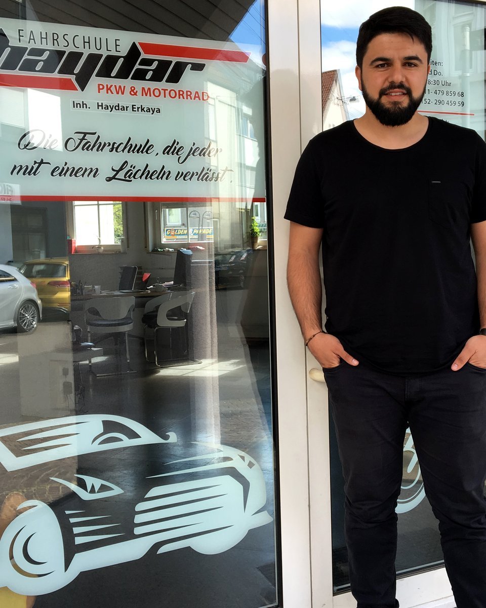 Haydar Erkaya, Inhaber der Fahrschule Haydar, vor seinem Fahrschulgeschäft in Stuttgart-Untertürkheim